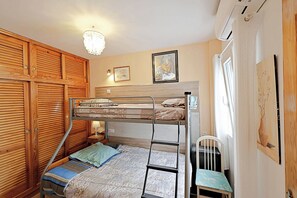 A bunk bed room with a wooden wardrobe, a desk, and a chair. - Sabine - apartment located in the heart of Calpe (Calpe)