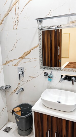 Shower, rainfall showerhead, slippers, towels - Hotel Brij Inn Mathura (Mathura)