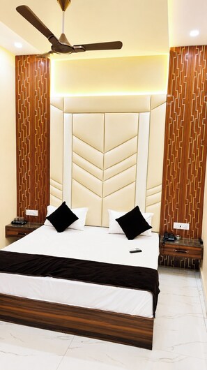 Quarto casal luxo, ar-condicionado | Roupas de cama antialérgicas, escrivaninha, quartos à prova de som