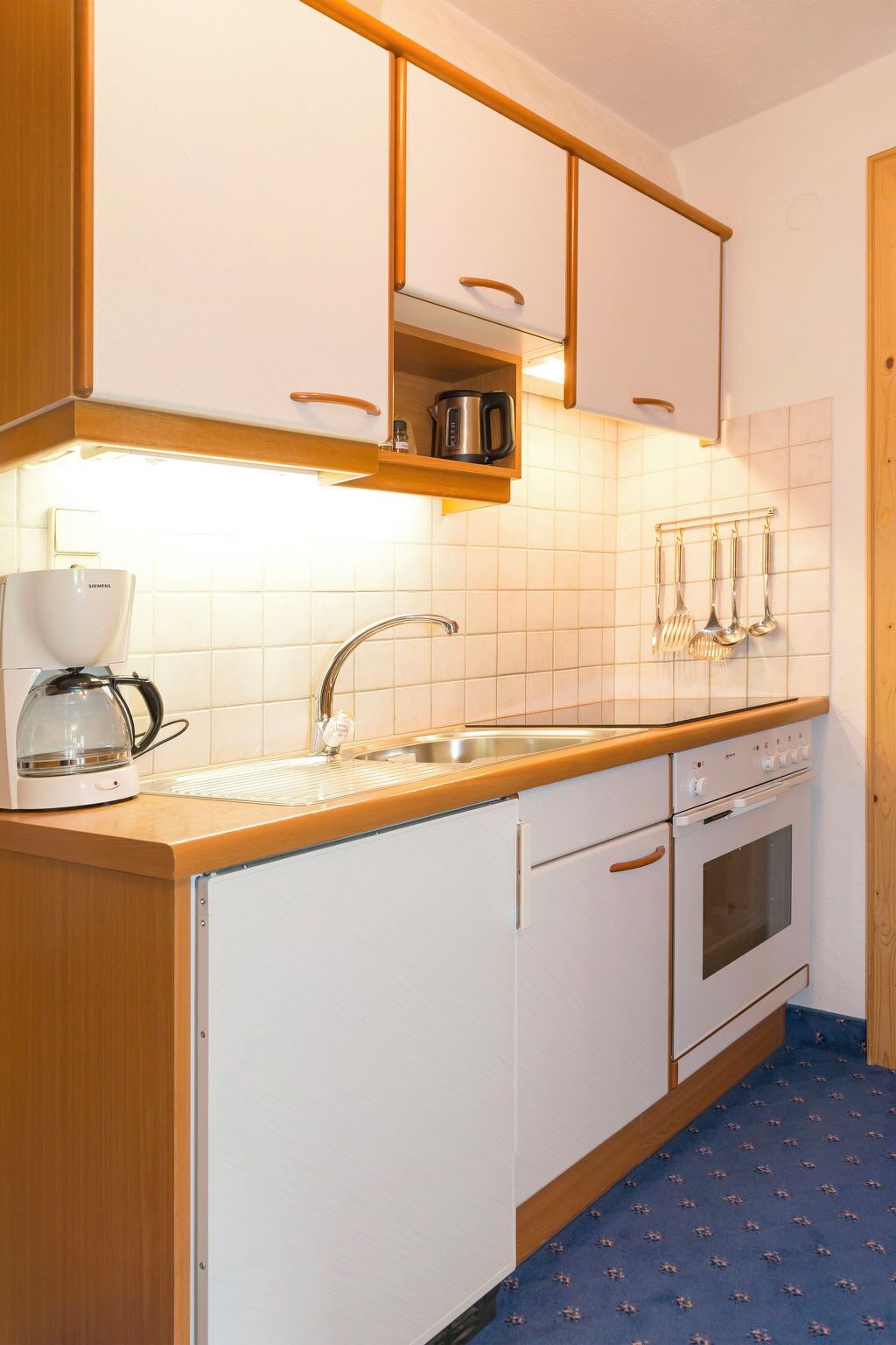 Kühlschrank, Ofen, Kochgeschirr/Geschirr/Besteck