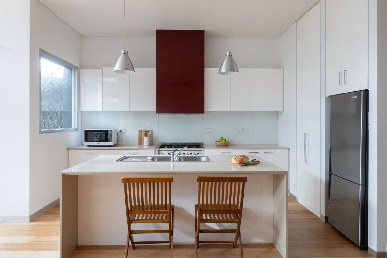 Wasserkocher mit Kaffee-/Teezubehör, Kühlschrank, Mikrowelle, Ofen
