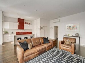 TV, books - Charming Victorian Brick Cottage in Hawthorn (Hawthorn)
