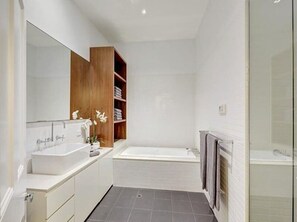 Hair dryer, towels - Charming Victorian Brick Cottage in Hawthorn (Hawthorn)