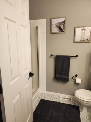 Hair dryer, towels, soap, toilet paper - Charming Beltline Townhouse Studio (Calgary)