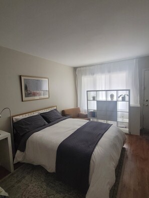 Iron/ironing board, Internet, bed sheets - Charming Beltline Townhouse Studio (Calgary)