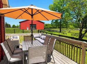Outdoor dining - The Farmhouse Estate: 40 Acres of Serenity & Scenic Horse Views (Warwick)