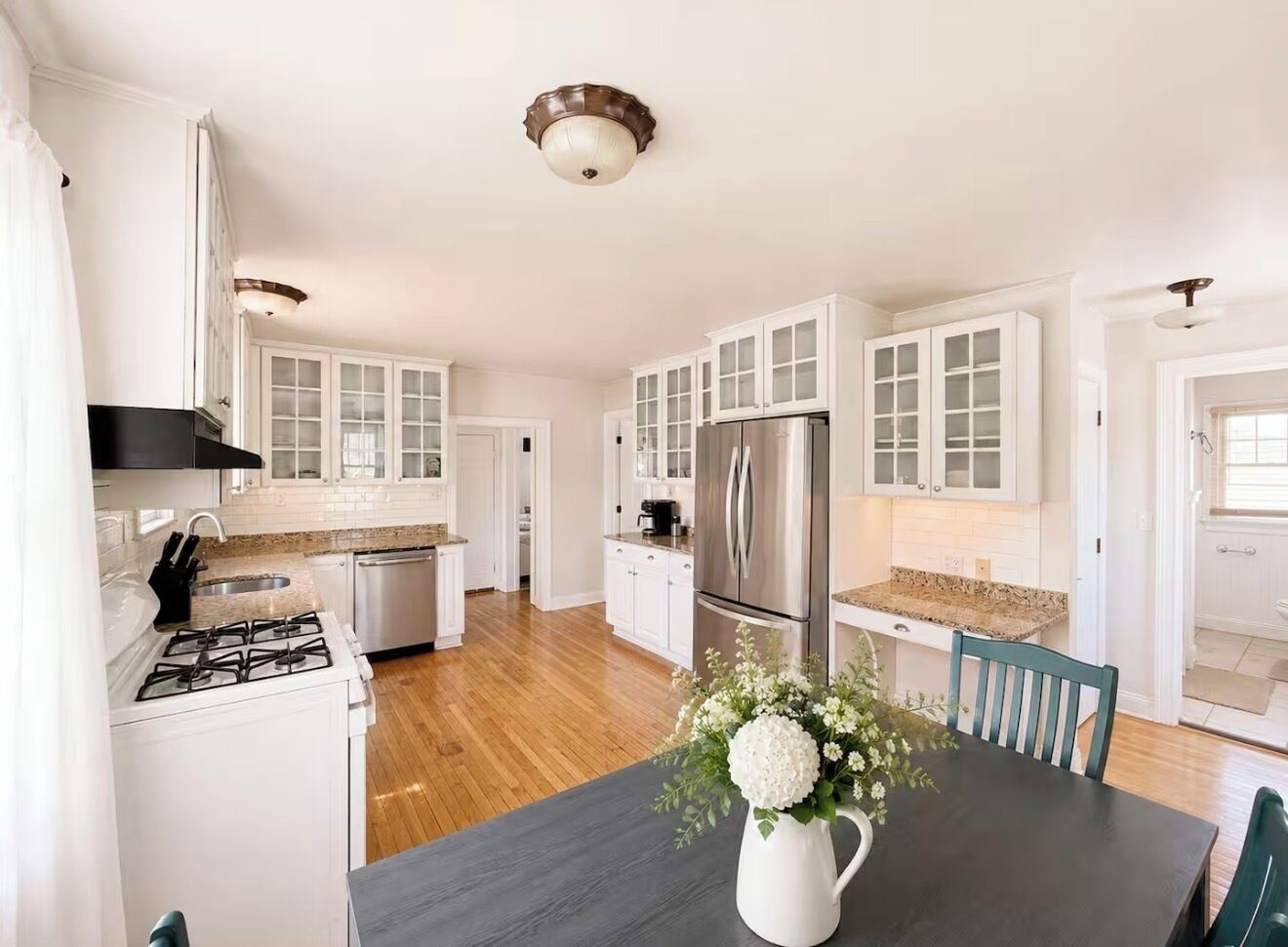 Coffee/tea maker, fridge, oven, stovetop