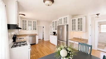 Coffee/tea maker, fridge, oven, stovetop