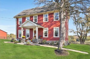 Exterior - The Farmhouse Estate: 40 Acres of Serenity & Scenic Horse Views (Warwick)
