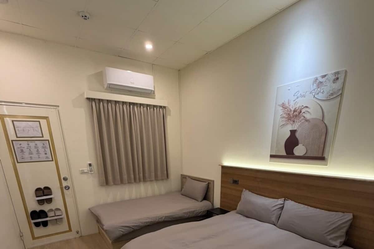 Classic-Dreibettzimmer, Terrasse | Laptopgeeigneter Arbeitsplatz, kostenloses WLAN
