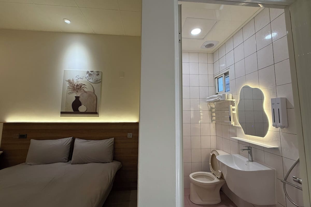 Classic-Doppel- oder -Zweibettzimmer, Terrasse | Laptopgeeigneter Arbeitsplatz, kostenloses WLAN