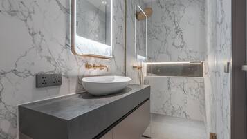 Villa de lujo | Baño | Artículos de higiene personal gratuitos, secador de pelo y zapatillas