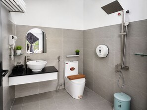 Superior tweepersoonskamer | Badkamer | Een douche, gratis toiletartikelen, een haardroger, handdoeken