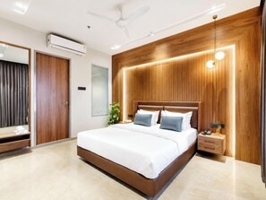 Peralatan tempat tidur hipoalergenik, meja, kalis bunyi, Wi-fi percuma 