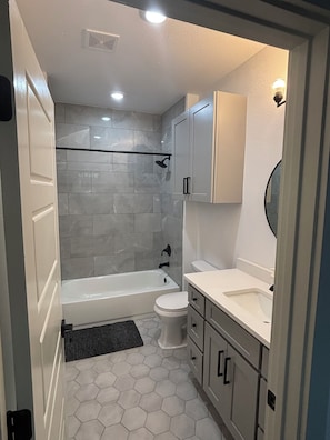 Shower, hair dryer, towels, soap - Newly Built Home 7 Min Drive River Walk & Downtown - 1222 (San Antonio)