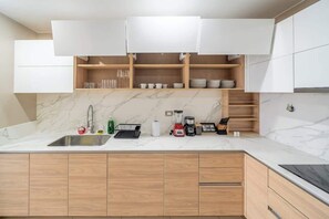 Wasserkocher mit Kaffee-/Teezubehör, Kühlschrank, Mikrowelle, Ofen