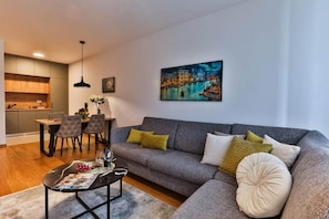 Apartament bàsic, balcó, vistes a la ciutat | Sala d'estar