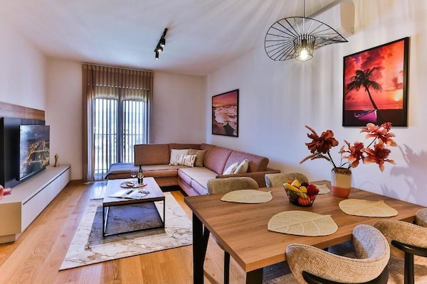 Standard Apartment, City View | Living area