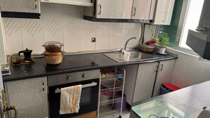 Cafetera/tetera, refrigerador, microondas, utensilios de cocina