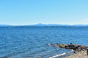 Beach - Spectacular Views! Luxe Lakefront Gem in Willsboro (Willsboro)