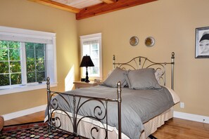 Room - Spectacular Views! Luxe Lakefront Gem in Willsboro (Willsboro)