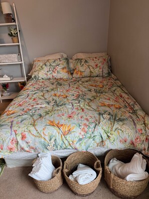 Iron/ironing board, WiFi, bed sheets - The Cozy Cottage - Stay Awhile! (Anchorage)