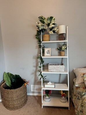 Interior - The Cozy Cottage - Stay Awhile! (Anchorage)