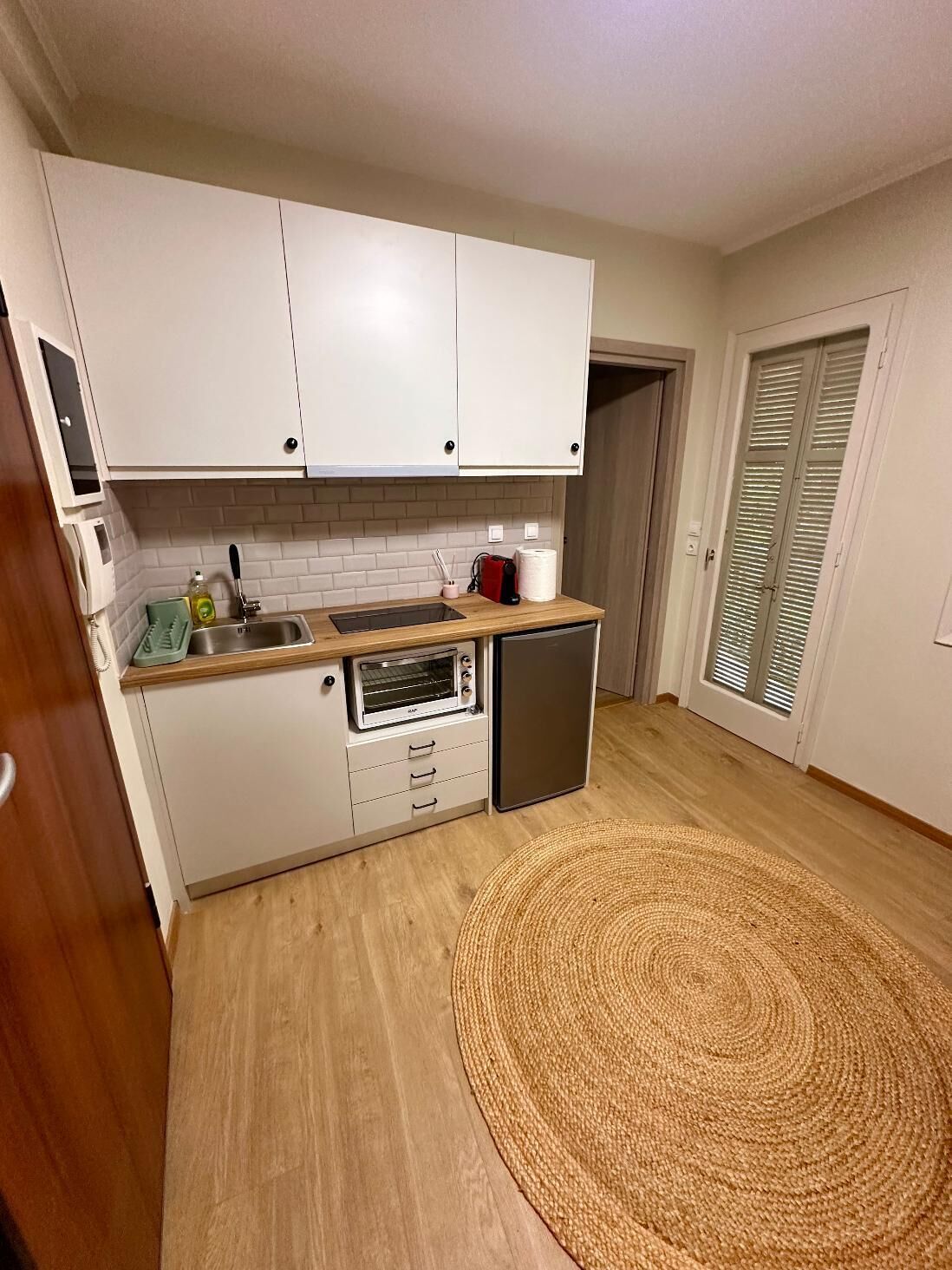 Full-sized fridge, oven, stovetop, cookware/dishes/utensils