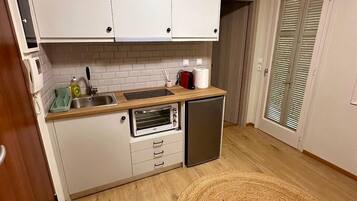 Full-sized fridge, oven, stovetop, cookware/dishes/utensils