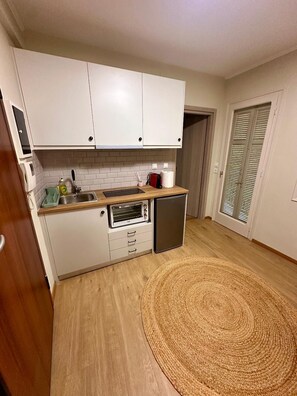 Full-sized fridge, oven, stovetop, cookware/dishes/utensils - Check Point - Acropolis Nest (Athens)