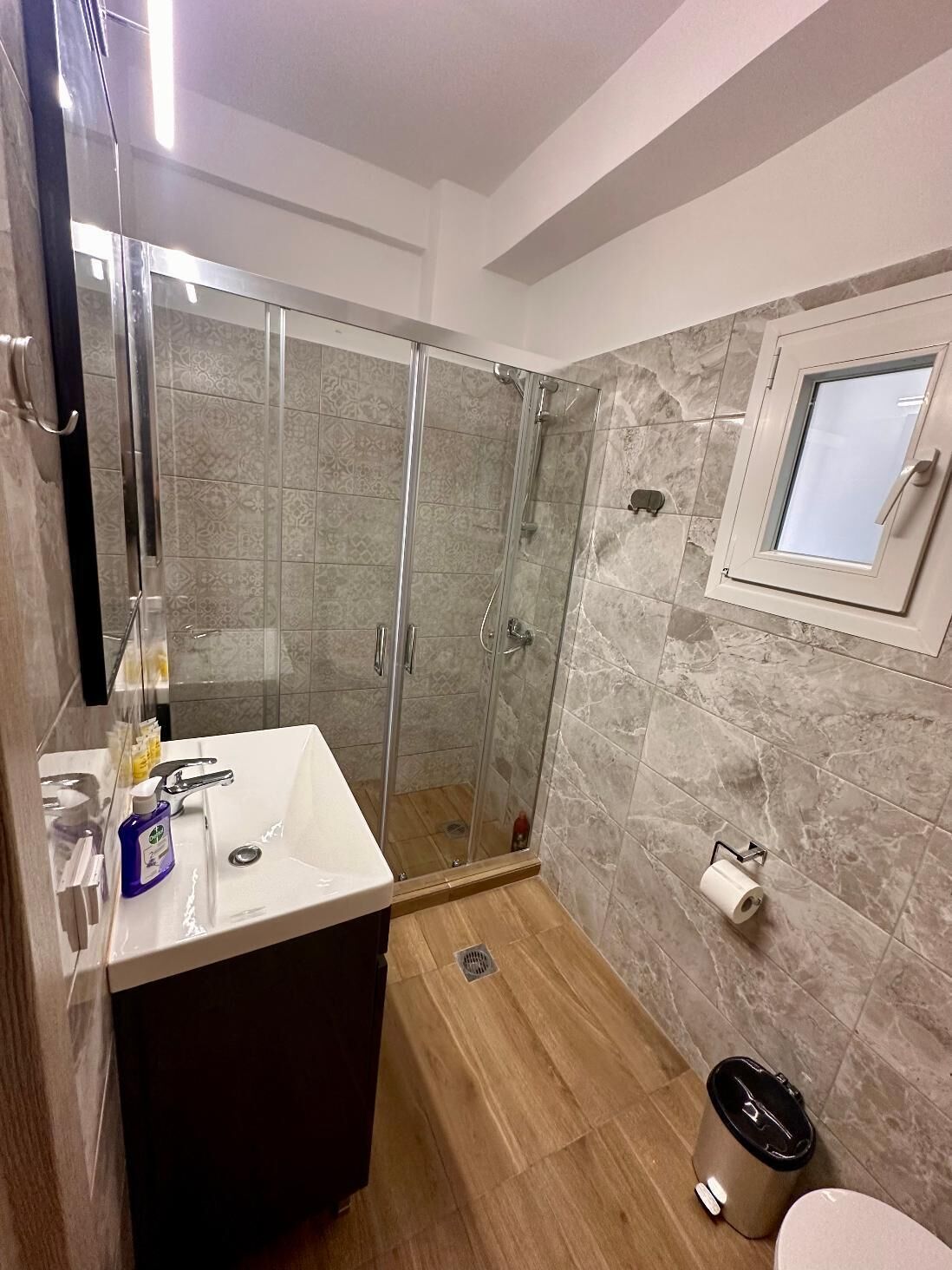 Articles de toilette gratuits, sèche-cheveux, serviettes fournies, savon