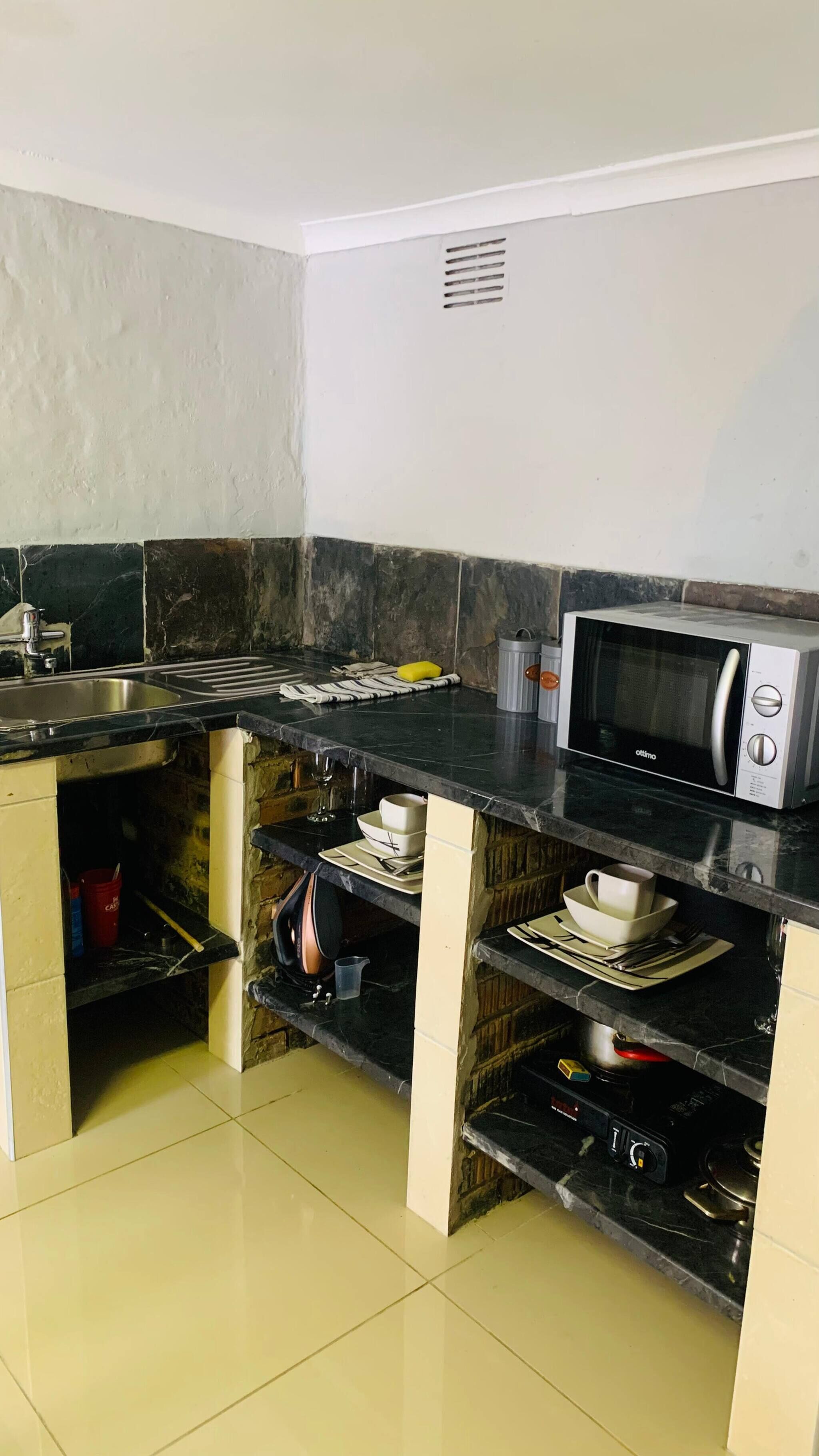 Batterie de cuisine, vaisselle et ustensiles