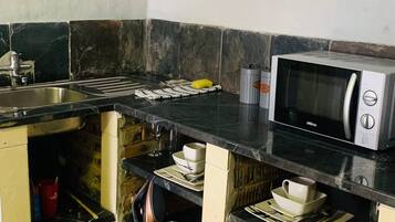 Batterie de cuisine, vaisselle et ustensiles