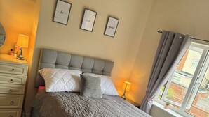2 habitaciones, tabla de planchar con plancha, internet y ropa de cama 