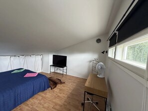 3 slaapkamers, een bureau, een strijkplank/strijkijzer, reisbedje