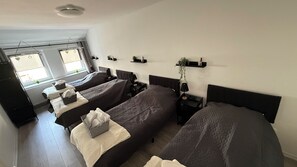 Tabla de planchar con plancha, wifi y ropa de cama