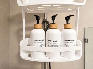 Haartrockner, Handtücher, Seife, Toilettenpapier