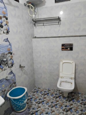 Camera Deluxe | Bagno | Doccia, set di cortesia gratuito, asciugamani, sapone