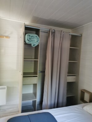 WiFi, bed sheets - Vrbo Property (COULON)