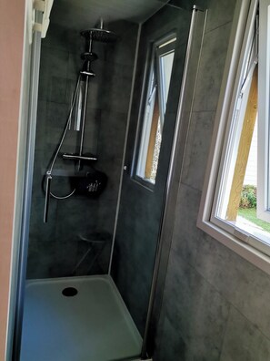 Shower, hair dryer, toilet paper - Vrbo Property (COULON)
