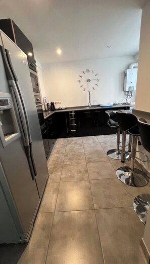 Een koelkast, een microgolfoven, een oven, een kookplaat