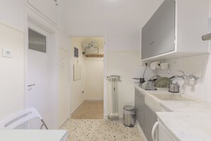 Private kitchen - Central Cosy quite 25sm 5th @ balcony over garden near metro (Kesariani)