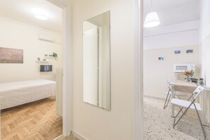 1 bedroom, iron/ironing board, free WiFi, bed sheets - Central Cosy quite 25sm 5th @ balcony over garden near metro (Kesariani)