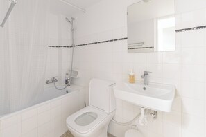 Hair dryer, towels, soap, toilet paper - Central Cosy quite 25sm 5th @ balcony over garden near metro (Kesariani)
