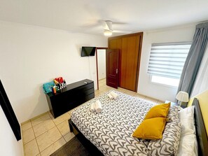 Tabla de planchar con plancha, wifi y ropa de cama 