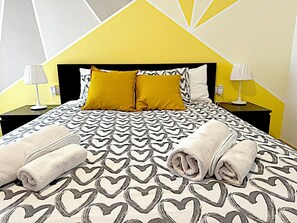 Tabla de planchar con plancha, wifi y ropa de cama 