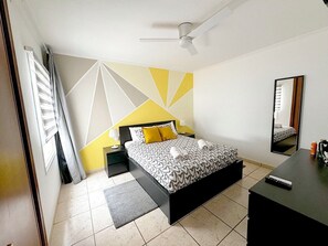 Tabla de planchar con plancha, wifi y ropa de cama 