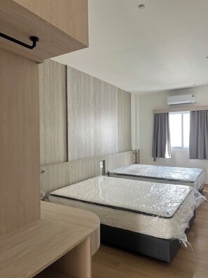 Habitación Deluxe doble, vistas a la piscina | Escritorio y wifi gratis