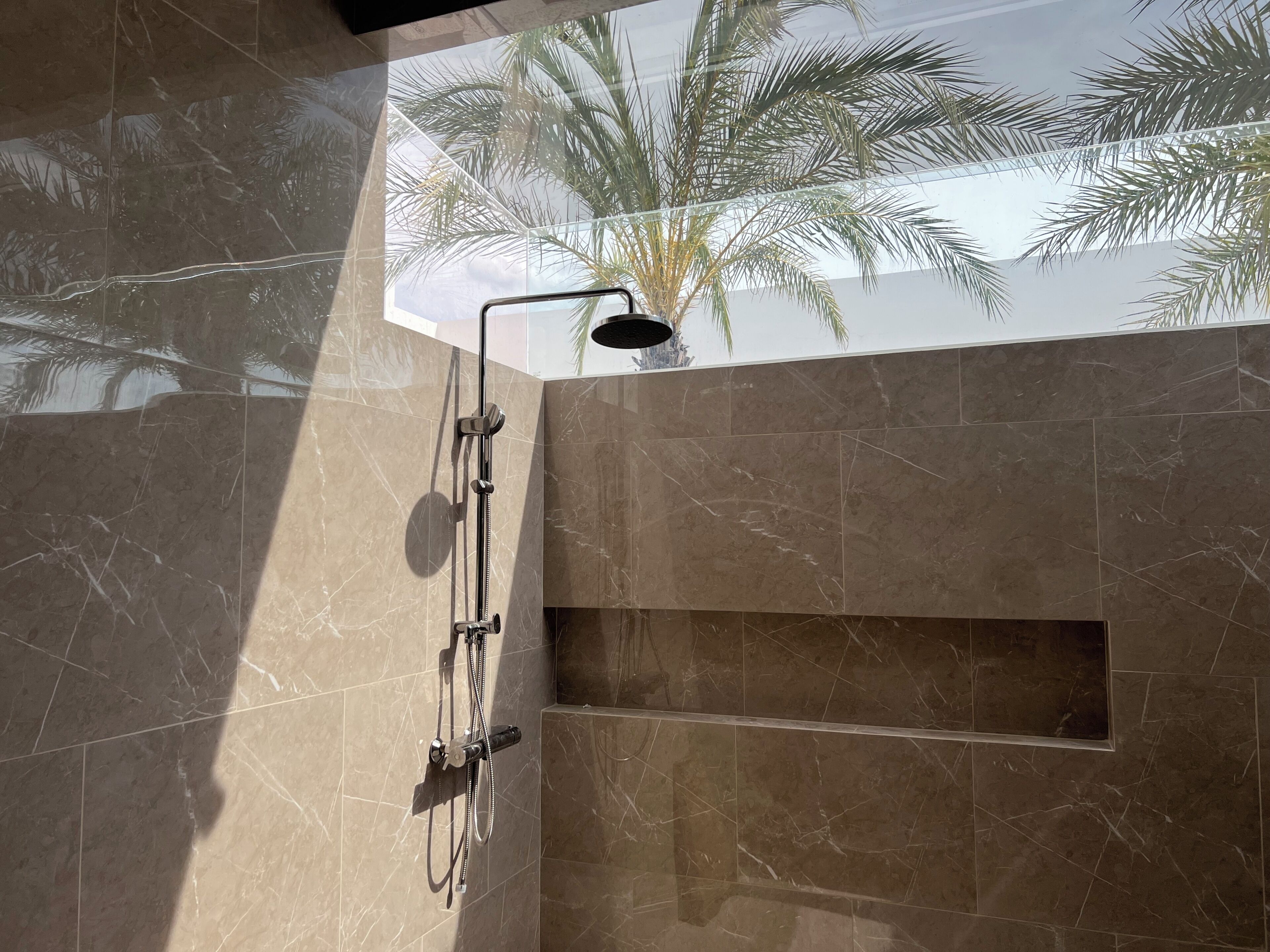 Habitación cuádruple Deluxe, vistas a la piscina | Baño | Ducha, secador de pelo, toallas y jabón