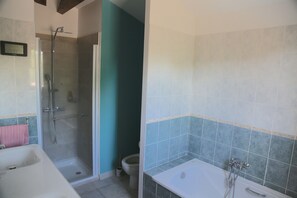 Bathroom - Vrbo Property (Parignargues)